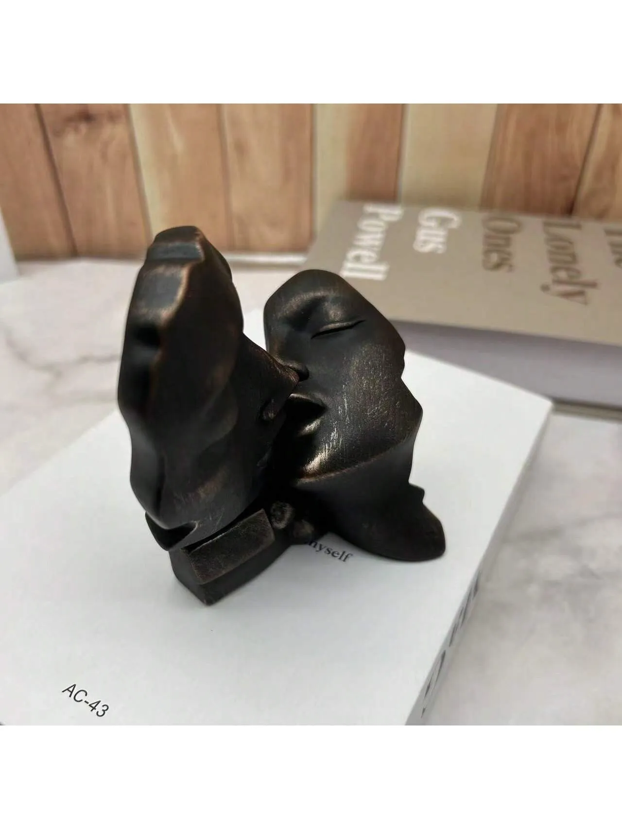 Abstract Kiss Lover Figurine: A Romantic Touch for Home Decor